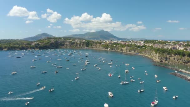 Schöne Luftaufnahme Von Booten Die Vor Einer Insel Mittelmeer Ankern — Stockvideo