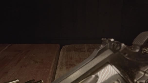 Долли Закончился Прекрасный Револьвер 357 Калибра Окруженный Большим Количеством Боеприпасов — стоковое видео