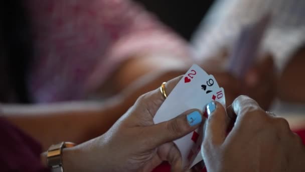 Eine Frau Hält Karten Für Das Spielen Kreuzfahrt Singapur Poker — Stockvideo