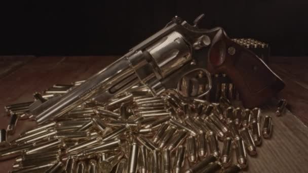 Dolly Van Mooie 357 Magnum Revolver Omgeven Door Glanzende Cartridges — Stockvideo