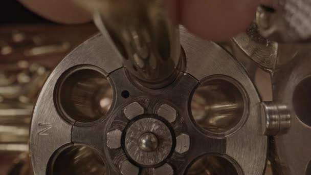 Niesamowite Makro Ujęcie Ręcznego Załadunku Wkładów 357 Starym Cylindrze Rewolwerowym — Wideo stockowe