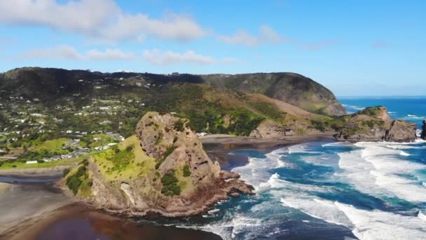 ニュージーランドのピハビーチの象徴的なライオンロック海岸ランドマーク — ストック動画