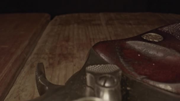 Boneka Makro Atas Revolver Barat Tua Dengan Kidal Kosong Dikelilingi — Stok Video