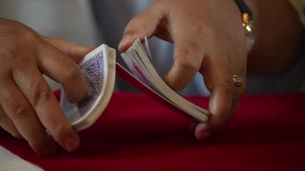 Satu Wanita Mengocok Kartu Untuk Bermain Dalam Pelayaran Poker Singapura — Stok Video
