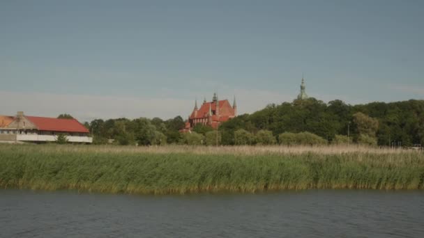 Rustige Meer Met Kathedraal Basiliek Van Hemelvaart Van Heilige Maagd — Stockvideo