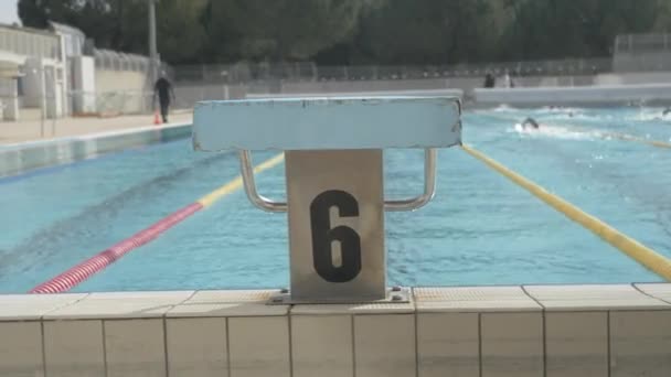 Placa Mergulho Piscina Montpellier Com Nadadores Fundo — Vídeo de Stock