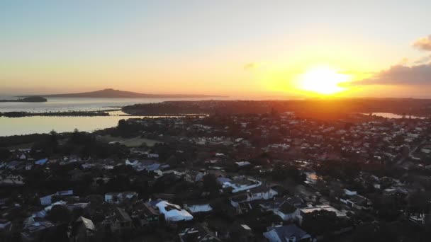 Okolica Mieszkalna Auckland Tło Wyspy Rangitoto Dron Zachodzie Słońca — Wideo stockowe