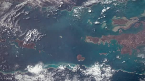 在核爆炸爆炸时从轨道上看到的热带岛屿的空中射弹 — 图库视频影像
