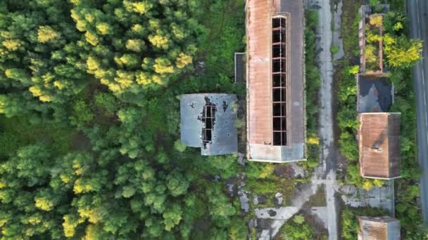 森林中一个废弃煤矿的鸟瞰 — 图库视频影像