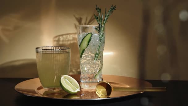 キュウリレモン水のレシピ 混合飲料とさわやかな飲み物の概念を持つ隔離されたカクテル — ストック動画