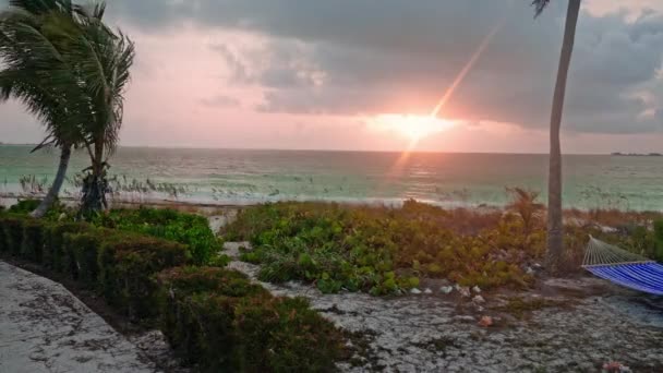Timelapse Uma Praia Ilha Ventosa Com Rede Durante Pôr Sol — Vídeo de Stock