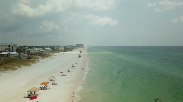 로즈마리 플로리다 해안선을 차지하고 있습니다 구름이 덮인다 청록색 날아라 멕시코의해 — 비디오