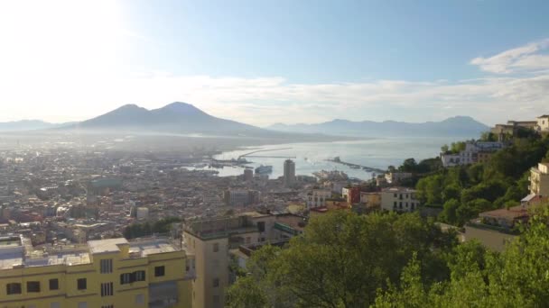 Aerial Boom Shot Revela Nápoles Italia Con Monte Vesubio Fondo — Vídeos de Stock