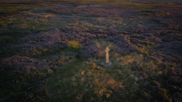 Letecký Pohled Starého Ralpha Středověký Kamenný Kříž Severních Vřesovištích Večer — Stock video
