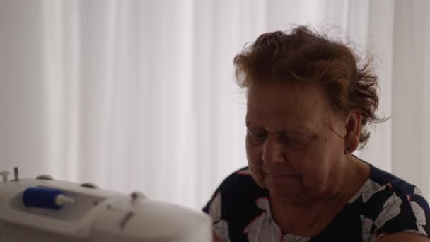 Büyükannem Boş Zaman Hobisi Olarak Dikiş Makinesi Kullanıyor — Stok video