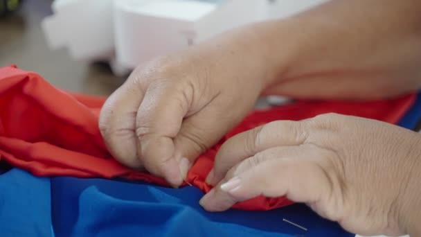 Skräddarsydda Sömmar Röd Och Blå Textil Tillsammans Närbild Kvinnans Händer — Stockvideo