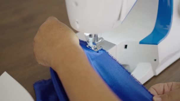Ręce Krawca Zbliżeniu Szycie Niebieskiej Tkaniny Maszyną Szycia — Wideo stockowe
