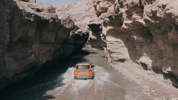 Offroad Suv Jeep Renegade Zeměpisná Délka Jízdy Kaňonu Řeky Letecké — Stock video