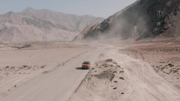 Jeep Renegade Довгота Подорожує Брудній Дорозі Каньйоні Рекламне Відео — стокове відео