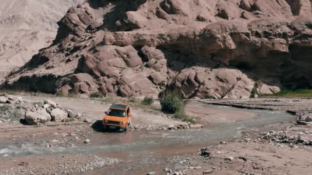 Condiciones Extremas Conducción Jeep Renegade Longitud Cruzando Río Montaña — Vídeo de stock