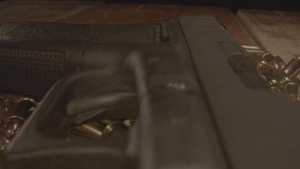 Macro Dolly Fuera Pistola Glock Revelando Barril Montón Balas — Vídeo de stock