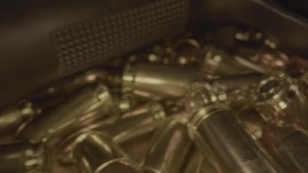 Macro Poupée Munitions 9Mm Révélant Une Gâchette Pistolet — Video