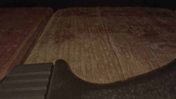 Impresionante Muñeca Macro Fuera Pistola Glock Una Superficie Madera — Vídeo de stock