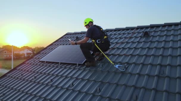 Engenheiro Verificando Dados Tablet Instalar Painéis Solares Telhado Casa Privada — Vídeo de Stock