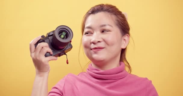 Feliz Mujer Asiática Exuberante Ropa Rosa Usando Una Cámara Digital — Vídeos de Stock