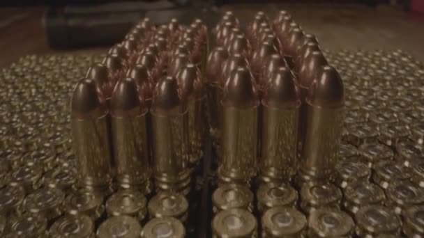 Makrodolly Über 9Mm Munition Richtung Pistole Auf Einer Holzoberfläche — Stockvideo