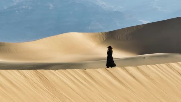 Fekete Ruhás Lány Sétál Kopár Dűne Tetején Death Valley Nemzeti — Stock videók