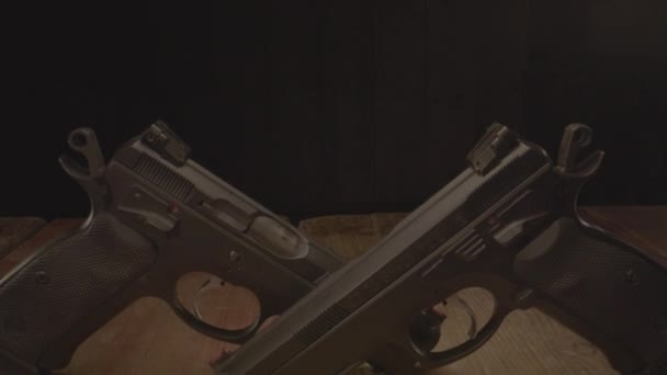 Долли Над Двумя Пистолетами Деревянной Поверхности — стоковое видео