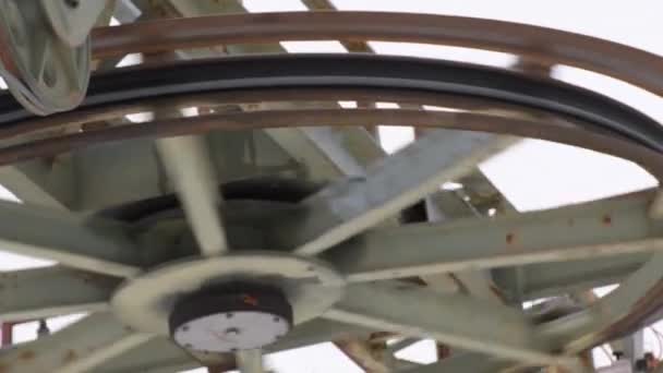 Remontées Mécaniques Roue Rouillée Déplaçant Autour Construction Métal Peint Vert — Video