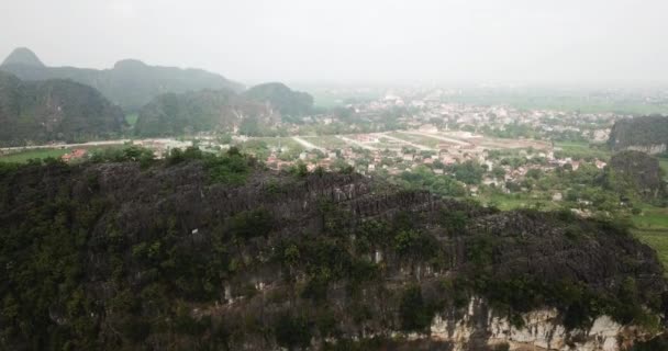 俯瞰高山的鸟瞰显示了越南的薄雾 亚洲山谷中的小城镇 — 图库视频影像