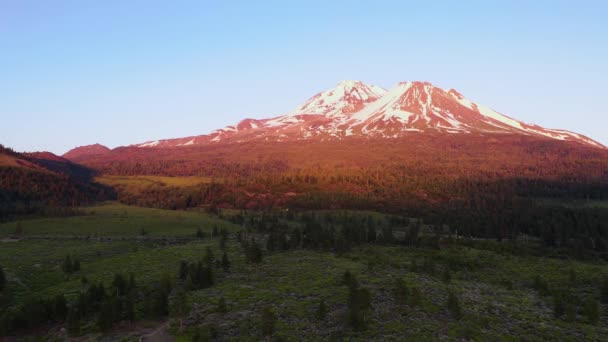 Dirigeant Vers Une Montagne Enneigée Coucher Soleil Mont Shasta — Video