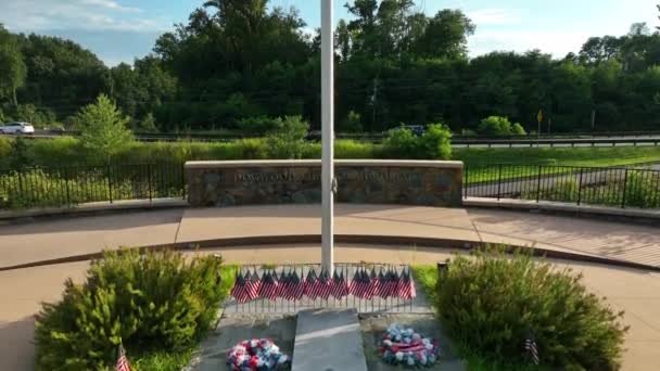 用美国国旗纪念军人纪念碑 美国向男女服务人员致敬 空中上升 — 图库视频影像