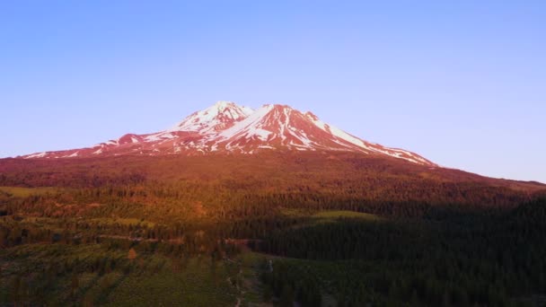 Monte Shasta Está Bañado Luz Roja Rosa Amarilla Atardecer Cordillera — Vídeos de Stock