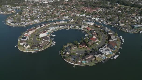 从空中俯瞰澳大利亚悉尼西里西亚沃特斯的詹姆斯 库克岛豪华地产 俯冲俯冲俯冲 — 图库视频影像