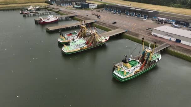 Aerial Drone Shot Barcos Pesca Atracados Esclusa Del Mar Stellendam — Vídeos de Stock