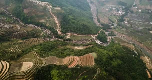 在越南的梯田群山上空向河流和山谷社区飞去 Sapa越南 — 图库视频影像