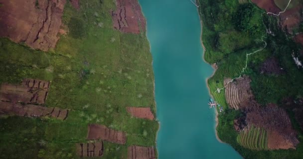 Disparo Dron Ascendente Tranquilo Río Turquesa Revela Embalse — Vídeos de Stock