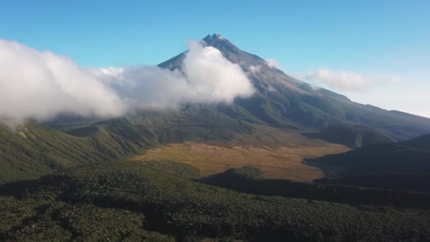 Movimento Lento Deixando Vale Vulcão Épico Montanha Invertendo Longe Nuvens — Vídeo de Stock