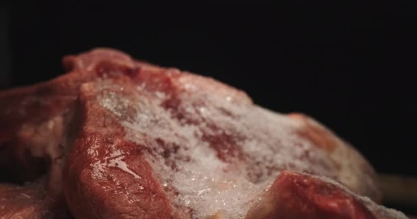 Carne Rossa Cruda Cruda Cruda Sbrinata Acqua Spruzzata Essa Primo — Video Stock