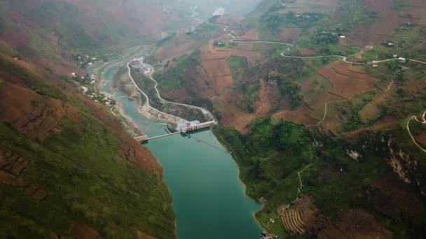Zoom Aerial Shot Turquoise Colored Reservoir Dam North Vietnam — Stock Video