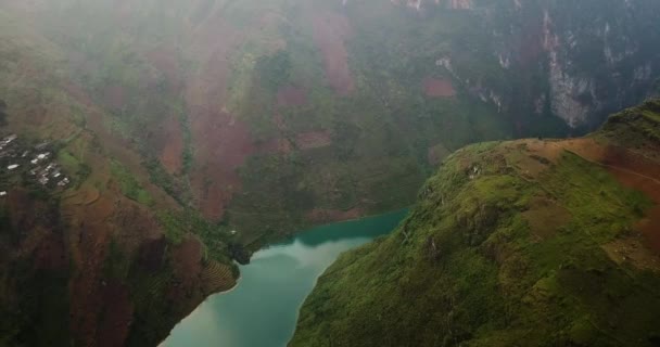 Luftaufnahme Die Über Ein Tiefes Bergiges Tal Mit Einem Ruhigen — Stockvideo