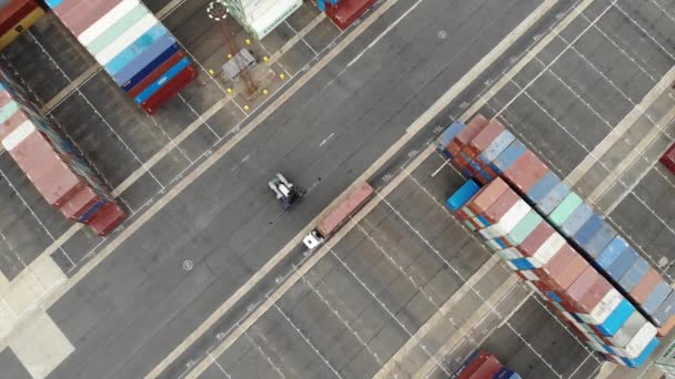 Ένα Ανερχόμενο Drone Shot Που Δείχνει Ένα Φορτηγό Εκφορτώνεται Στις — Αρχείο Βίντεο