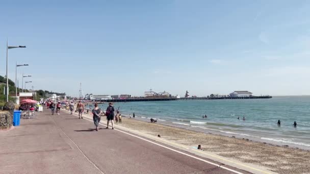 Oamenii Bucură Vremea Însorită Promenada Din Clacton Sea Essex Marea — Videoclip de stoc