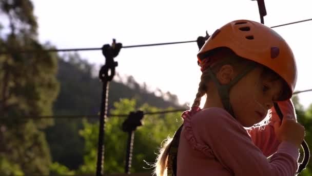Weibliches Kind Passiert Seilbrücke Voss Kletterpark Zeitlupe Niedriger Winkel Blick — Stockvideo