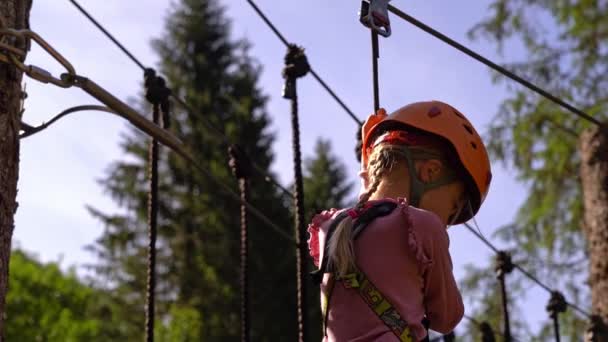 Jähriges Europäisches Mädchen Passiert Hölzerne Baumwipfelbrücke Kletterpark Voss Sommerferienaktivität Mit — Stockvideo