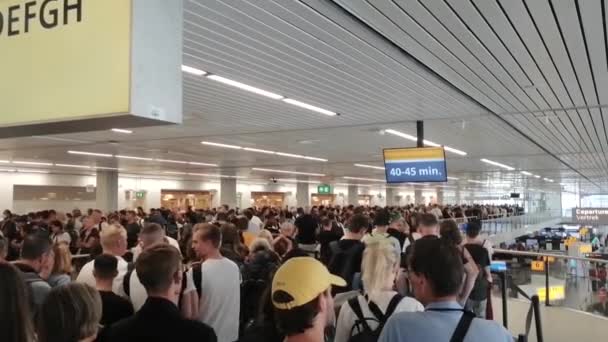 Les Passagers Une Compagnie Aérienne Attendent Dans Une File Attente — Video